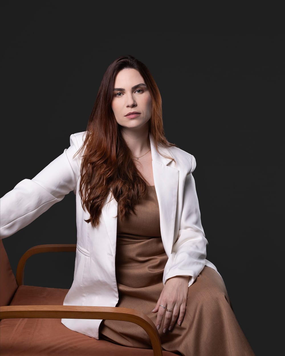 Dra. Janice Silveira, médica, sentada em uma poltrona